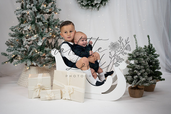 ChristmasMini2026-Archie&Carter-012