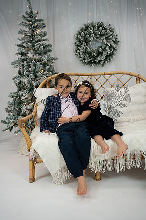 ChristmasMini2026-Theo&Esme-01